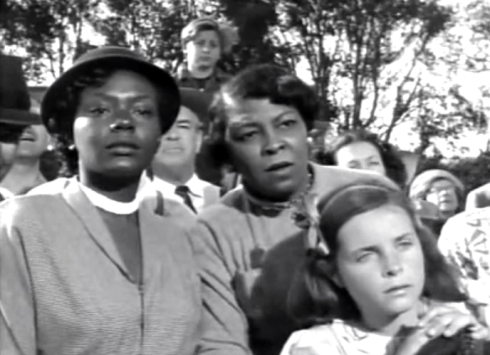 day-the-earth-stood-still-people-watch-as-klaatu-approaches-crowd